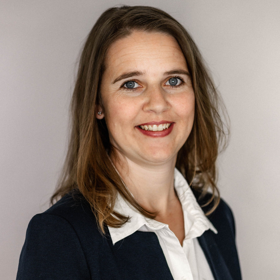 Karina Schatz, Gründerin von Sanitas Naturals — BARF-Ernährungsberaterin und Spezialistin für Darmgesundheit